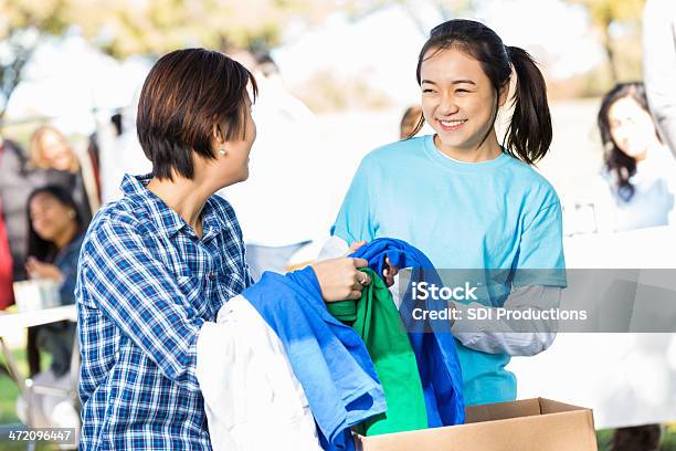 Asiatischen Schwestern Sortierung Kleidung Spenden Sie An Eine Wohltätigkeitsorganisation Zusammen Stockfoto und mehr Bilder von Arbeiten