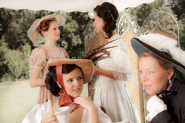 moda: estilo victoriano las mujeres tienen el té de la media tarde. - southern belle fotografías e imágenes de stock