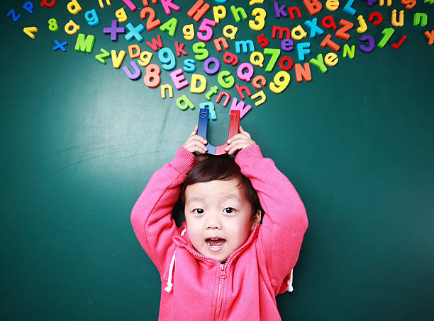 süße asien kinder - magnetbuchstabe stock-fotos und bilder