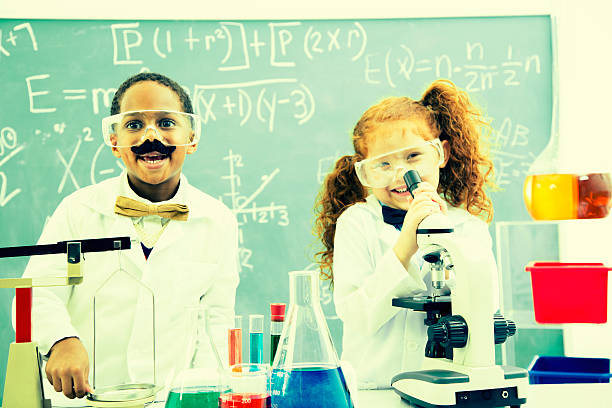 la educación: young'nerd'científicos en el laboratorio hacer experimentos. - child back to school mustache african ethnicity fotografías e imágenes de stock