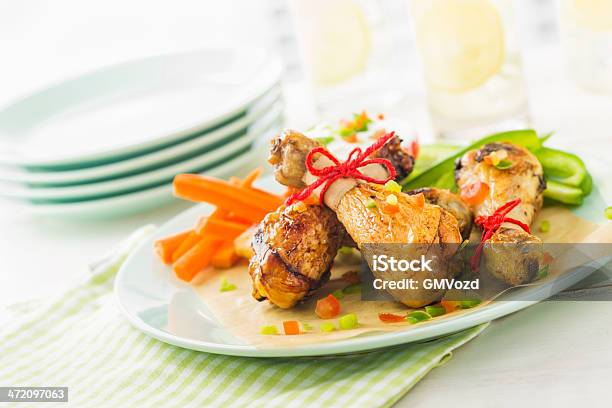 Pollo Drumsticks Foto de stock y más banco de imágenes de Alimentos cocinados - Alimentos cocinados, Asado - Alimento cocinado, Carne