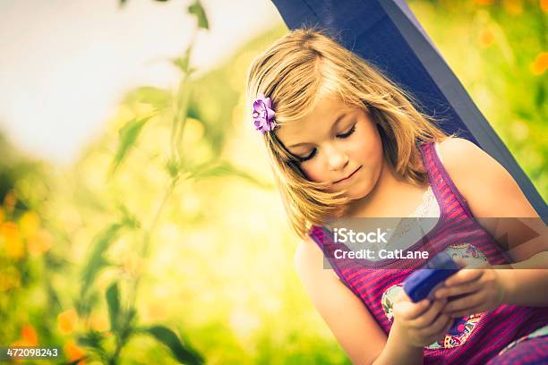 Hermosa Niña Sms Por Teléfono Celular Foto de stock y más banco de imágenes de 8-9 años - 8-9 años, Aire libre, Belleza