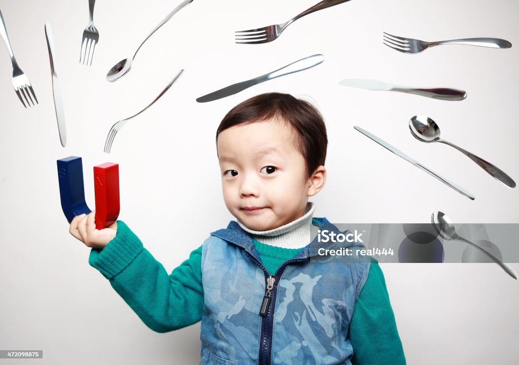 Niño y un imán - Foto de stock de Campo magnético libre de derechos