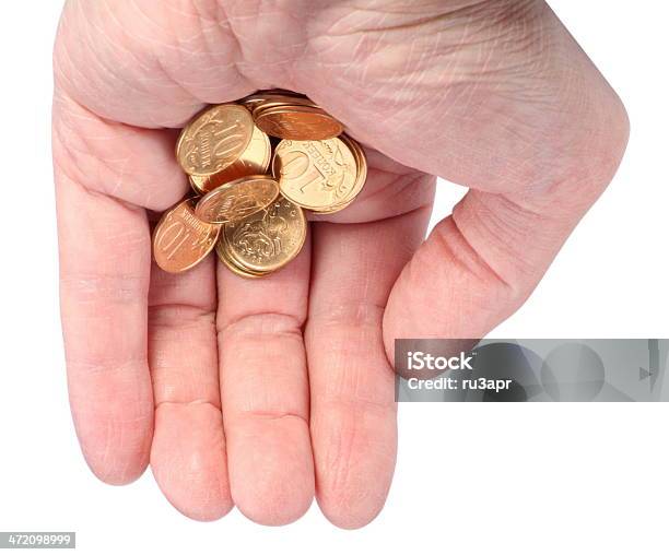 Manos Con Monedas De Cobre Aislado Foto de stock y más banco de imágenes de Adulto - Adulto, Arrugado, Blanco - Color