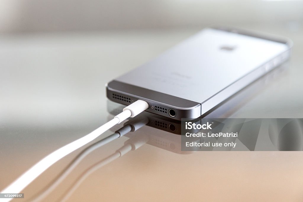 Apple iPhone 5 Jahren Rückseite und Ladestation Kabel - Lizenzfrei Apple Computer Stock-Foto