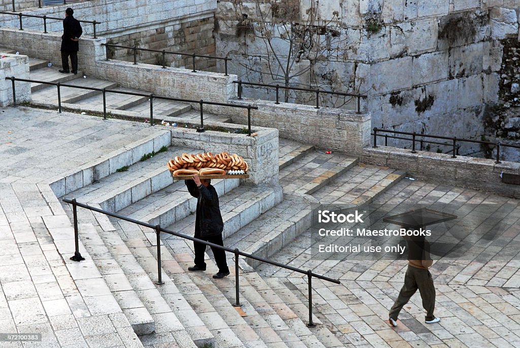 男性用ラック、頭の上でパンます。 - エルサレムのロイヤリティフリーストックフォト