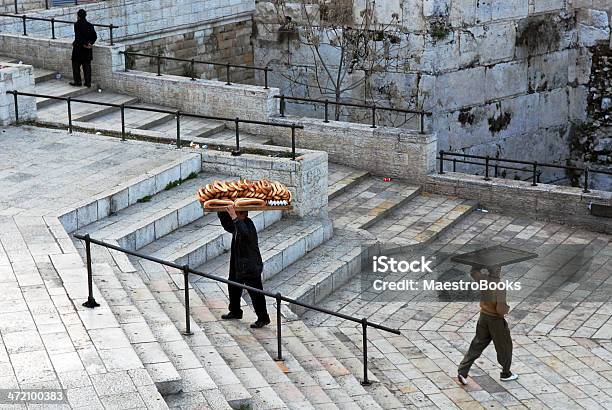 男性用ラック頭の上でパンます - エルサレムのストックフォトや画像を多数ご用意 - エルサレム, パン, パレスチナ文化