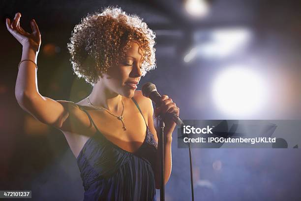 Schöne Afrikanische Amerikanische Frauen Jazz Singer Stockfoto und mehr Bilder von Gesangskunst