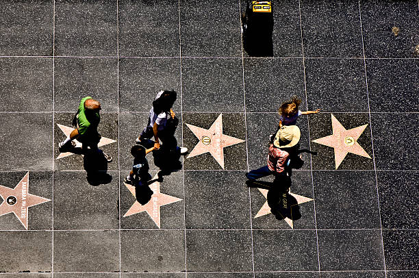 menschen in den walk of fame in hollywood - the hollywood boulevard stock-fotos und bilder