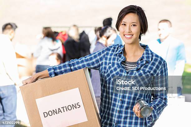 Asiático De Voluntários Segurando Caixas De Doações De Alimentos No Caridade Drive - Fotografias de stock e mais imagens de Enlatado
