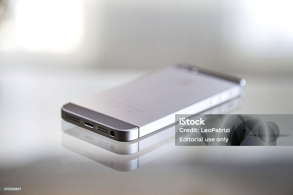 Apple iPhone 5s parte posterior - Foto de stock de 2014 libre de derechos