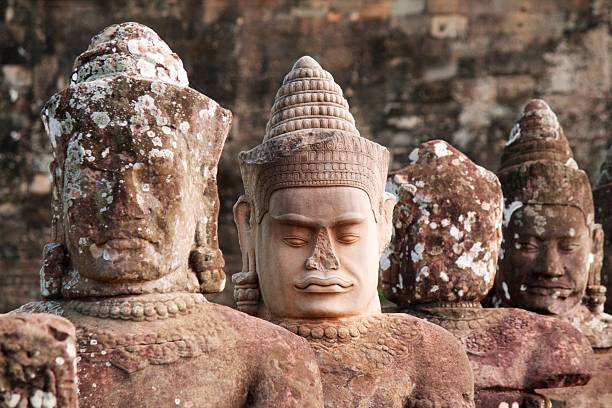 los antiguos jefes de gobierno hindú gods en angkor - ankor fotografías e imágenes de stock