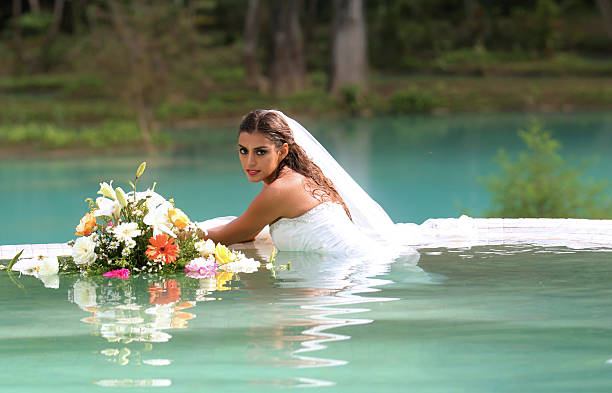 istock Trash the dress 472103311
