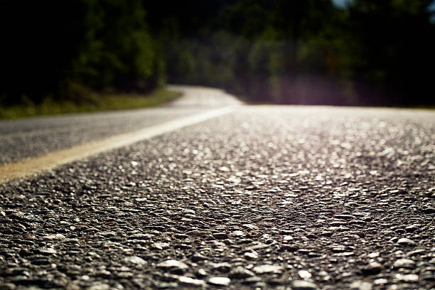 na estrada - asphalt curve corner road - fotografias e filmes do acervo