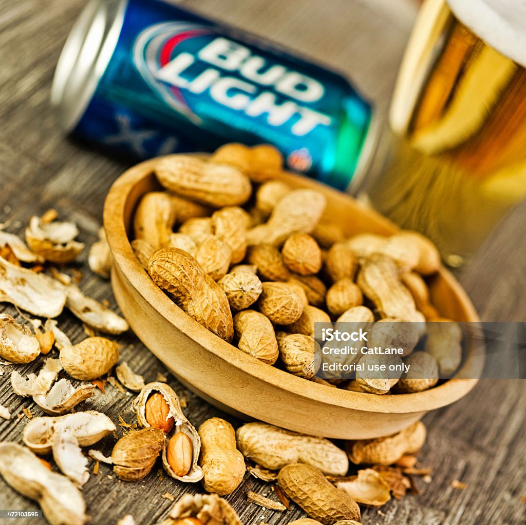 Cerveza y Peanuts - Foto de stock de Abierto libre de derechos