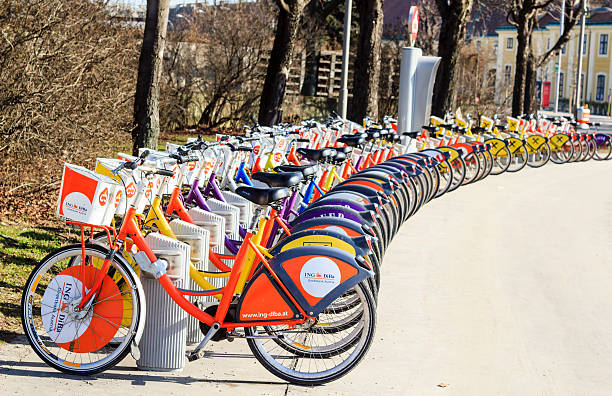 citybike w wiedniu - bicycle rack bicycle parking community zdjęcia i obrazy z banku zdjęć