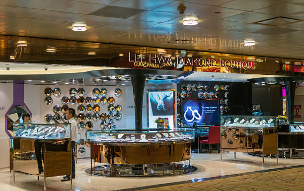 Glorious shopping area in Changi International Airport Singapore, Singapore - January 25, 2015: Glorious duty free shopping area in Changi International Airport on January 25, 2015 in Singapore. Changi Airport serves more than 100 airlines operating 6,400 weekly flights connecting Singapore to over 300 cities worldwide. retail digital signage stock pictures, royalty-free photos & images