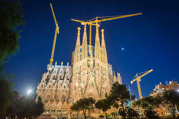 lua barcelona estrelas brilhando sobre a catedral sagrada familia gaudi, espanha - church gothic style cathedral dark - fotografias e filmes do acervo