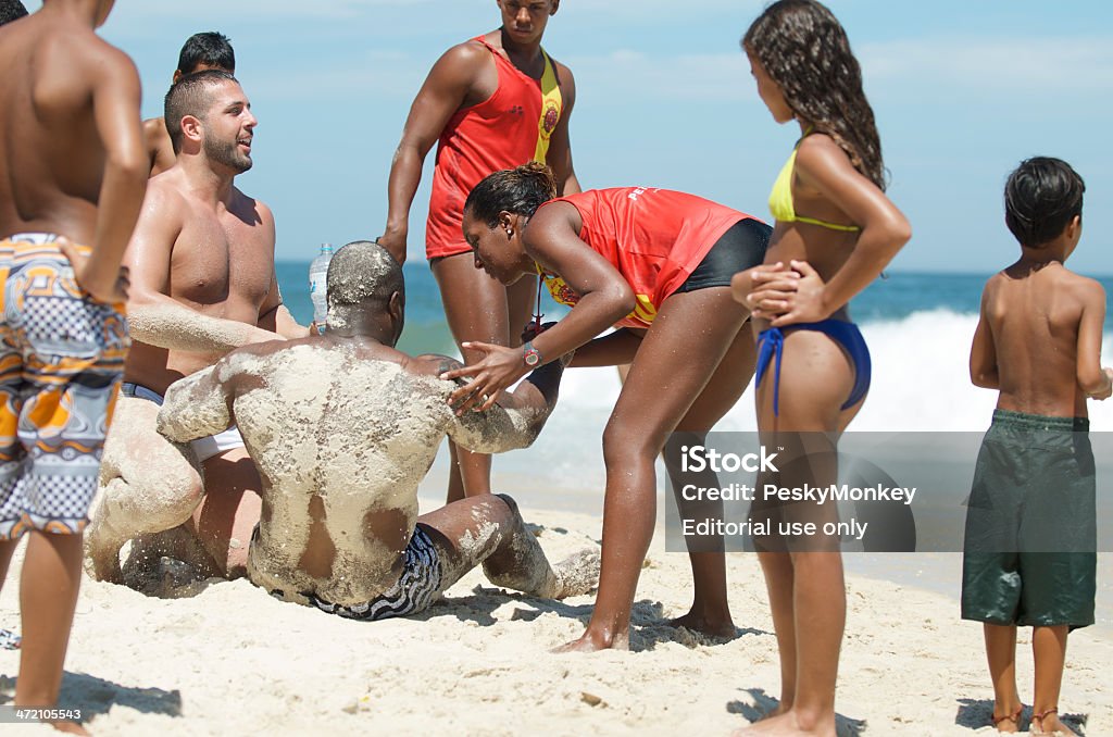 Бразильский Lifeguards сохранение Утонуть человек Ipanema Пляж Рио-де-Жанейро - Стоковые фото Латиноамериканская и испанская этническая группа роялти-фри