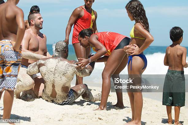 Бразильский Lifeguards Сохранение Утонуть Человек Ipanema Пляж Риодежанейро — стоковые фотографии и другие картинки Латиноамериканская и испанская этническая группа