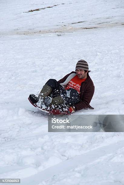 Sledging Foto de stock y más banco de imágenes de Adulto - Adulto, Aire libre, Blanco - Color