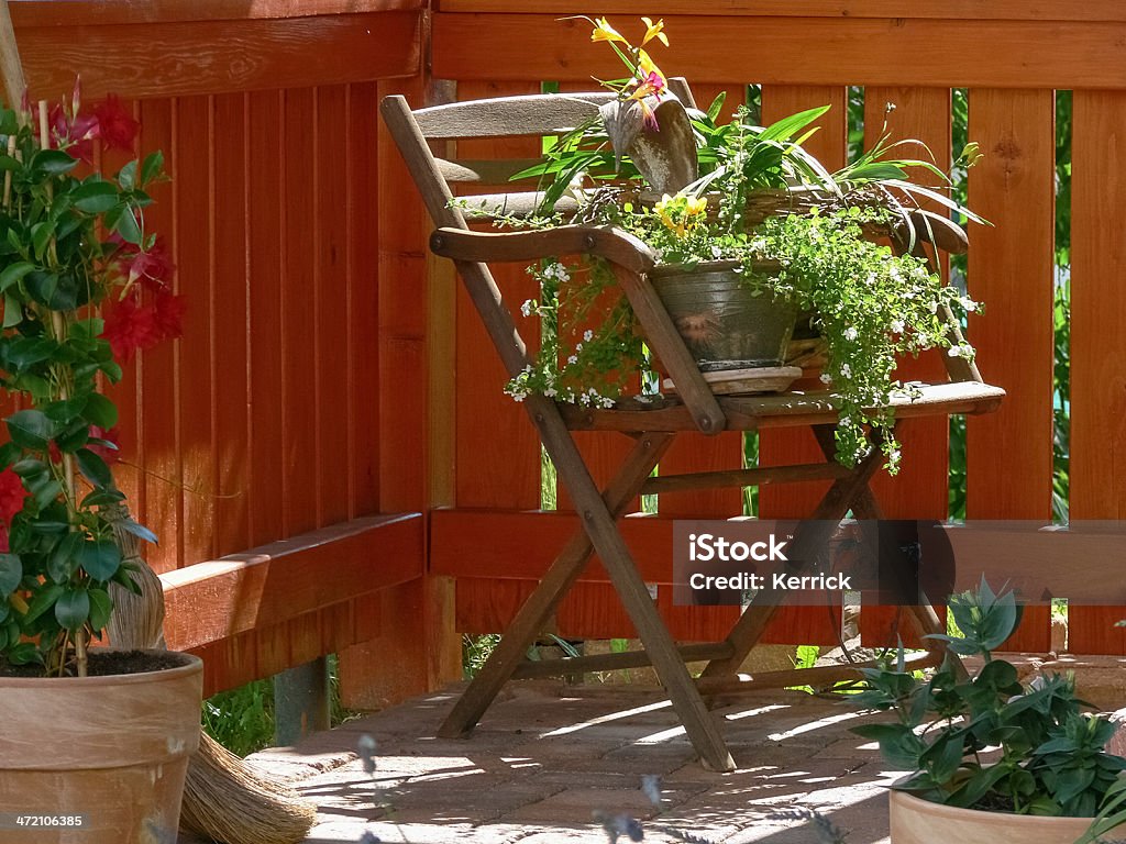Stuhl mit flower pot - Lizenzfrei Alt Stock-Foto