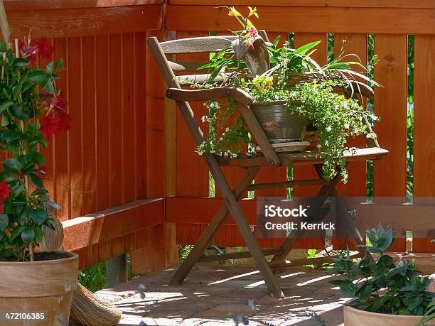 Stuhl Mit Flower Pot Stockfoto und mehr Bilder von Alt - Alt, Altertümlich, Balkon