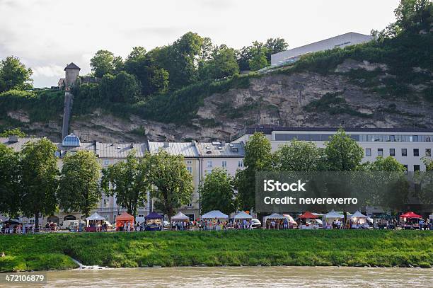 Flea Market En Salzburgo Austria Foto de stock y más banco de imágenes de Agua - Agua, Aire libre, Ajardinado