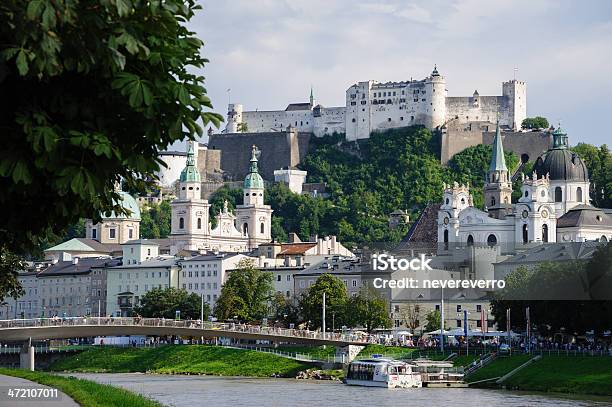 Vista A La Ciudad De Salzburgo Austria Foto de stock y más banco de imágenes de Agua - Agua, Aire libre, Ajardinado