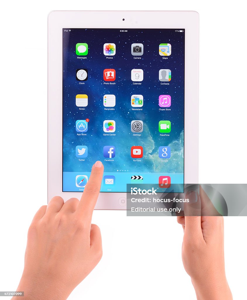 손을 쥠 새로운 iPad 흰색 배경의 - 로열티 프리 7 스톡 사진