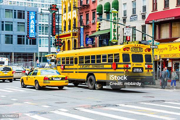 Żółty Autobus Szkolny W Nowym Jorku Manhattan Stany Zjednoczone - zdjęcia stockowe i więcej obrazów Autobus