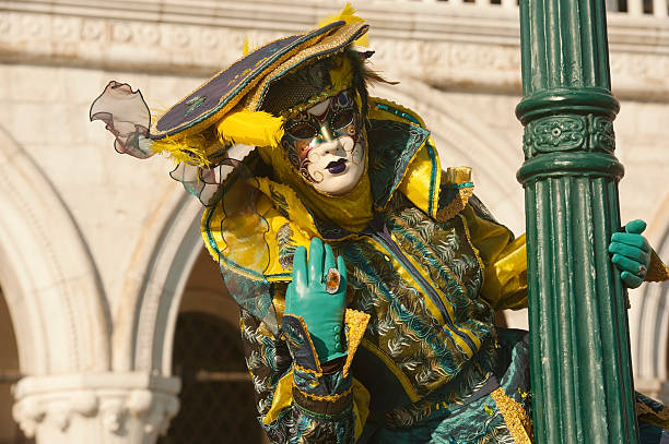 carnevale di venezia 2013 - venice italy editorial mardi gras performer foto e immagini stock