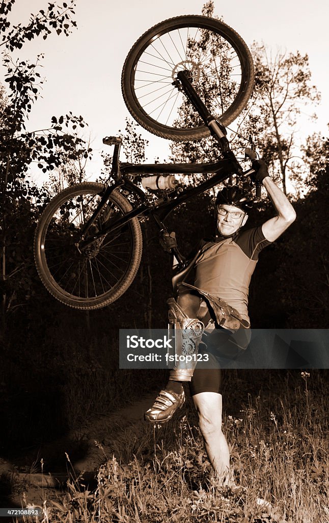 Sport estremi: Mature ciclista con bionic gamba mostra la vittoria. - Foto stock royalty-free di Abilità