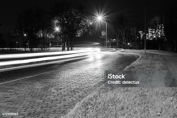 Старый Мощеными Улице Ночью — стоковые фотографии и другие картинки Light Trail - Light Trail, Без людей, Большой город