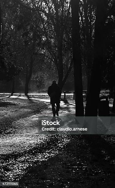 Solitude Bianco E Nero - Fotografie stock e altre immagini di Adulto - Adulto, Ambientazione esterna, Bianco e nero