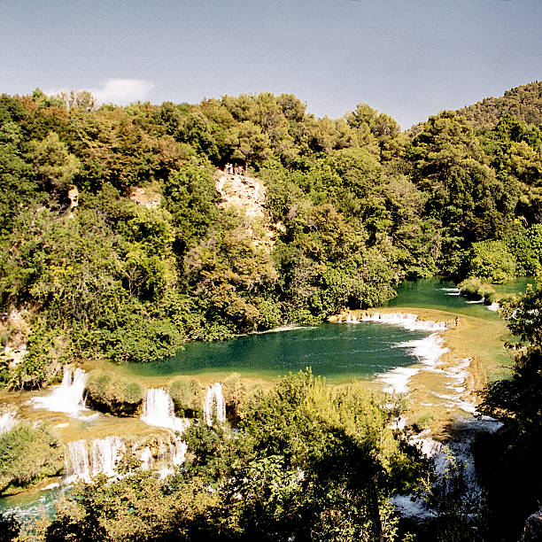 cascata nel parco nazionale di krka - flowing rock national park waterfall foto e immagini stock