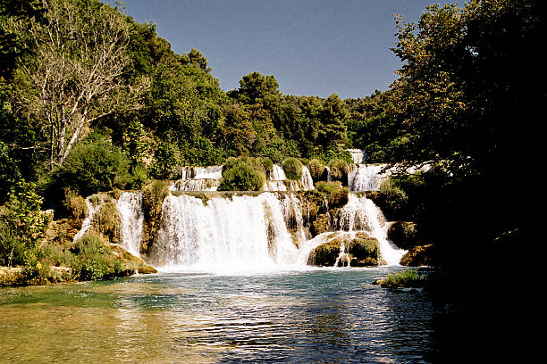 wasserfall in den nationalpark krka - natural phenomenon waterfall rock tranquil scene stock-fotos und bilder