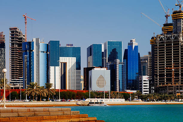 doha, katar: bau eines modernen towers ist - museum of islamic art doha stock-fotos und bilder