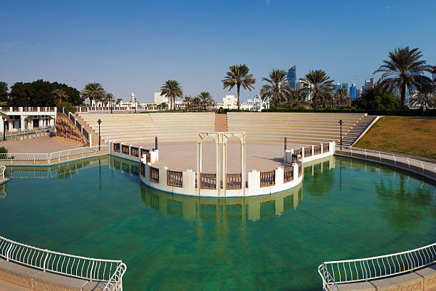 doha, katar: recreational parks sind alltag in der hauptstadt - museum of islamic art doha stock-fotos und bilder