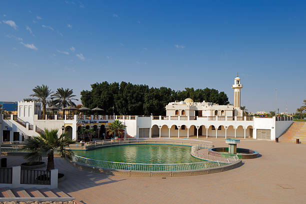 doha, katar: recreational parks sind alltag in der hauptstadt - museum of islamic art doha stock-fotos und bilder