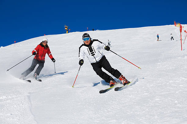 narciarstwo klasy na stok w górach - winter friendship france italy zdjęcia i obrazy z banku zdjęć