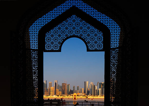 west bay city skyline, visto desde la gran mezquita - botavara fotografías e imágenes de stock