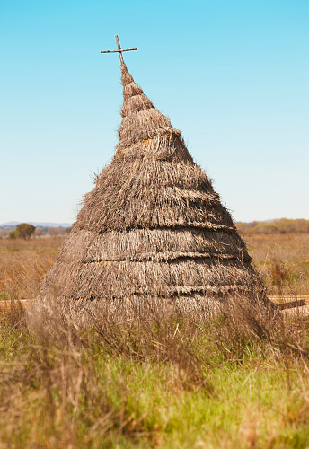 Antigua hut en un prado paisaje del mar Mediterráneo.   Cabaneros, Spai photo