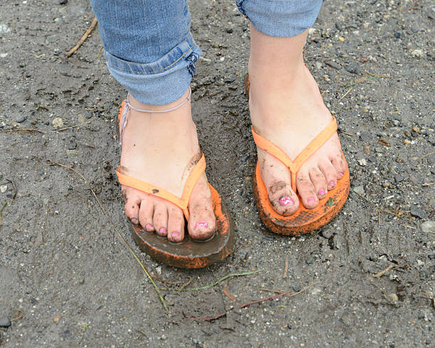 flip-flops mit schlamm - child human foot barefoot jeans stock-fotos und bilder