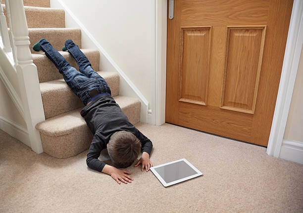 enfant tomber vers le bas de l'escalier - être étendu sur le ventre photos et images de collection