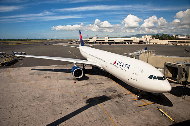 delta airlines a330 de l'aéroport international d'honolulu - delta air lines photos et images de collection