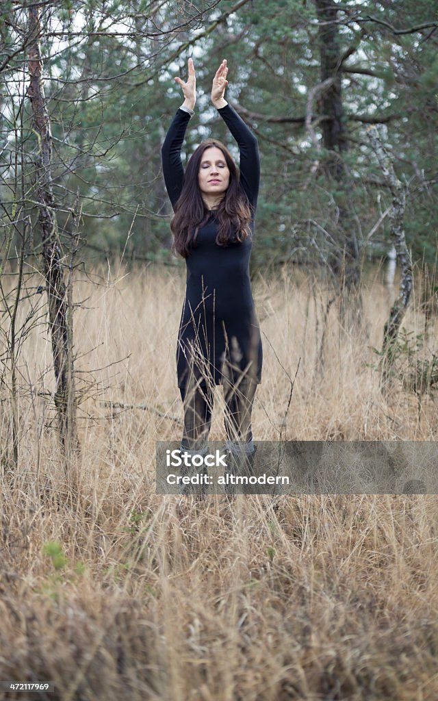 Mujeres jóvenes Relájese en la naturaleza - Foto de stock de Adulto libre de derechos