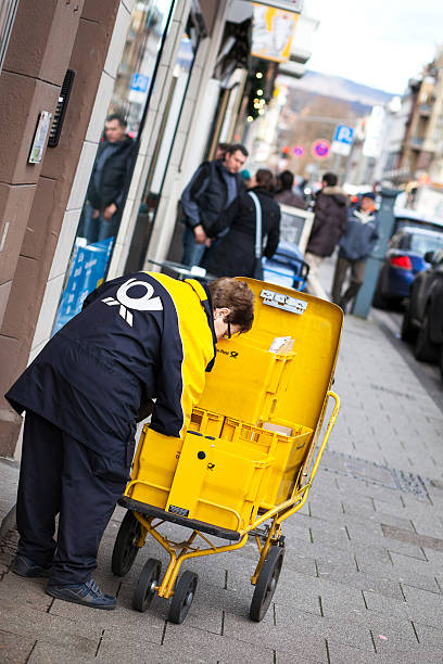 post versand - messenger deutsche post ag package germany stock-fotos und bilder