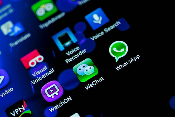 wechat com alguns outros aplicativo móvel - text messaging text message mobile phone alertness - fotografias e filmes do acervo