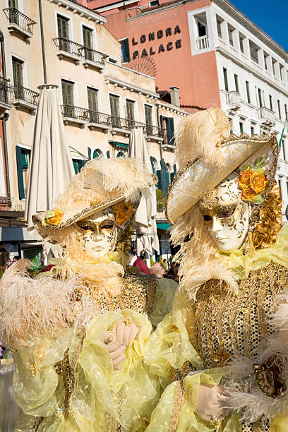 golden máscaras em 2013 carnaval de veneza, itália, europa - couple performer people venice italy imagens e fotografias de stock